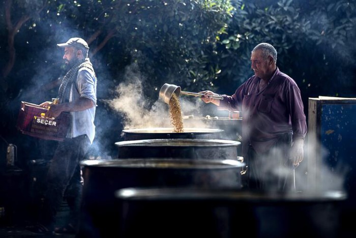 Atalık sarı buğday kazanlarda kaynadı, g&uuml;neşin kollarına bırakıldı