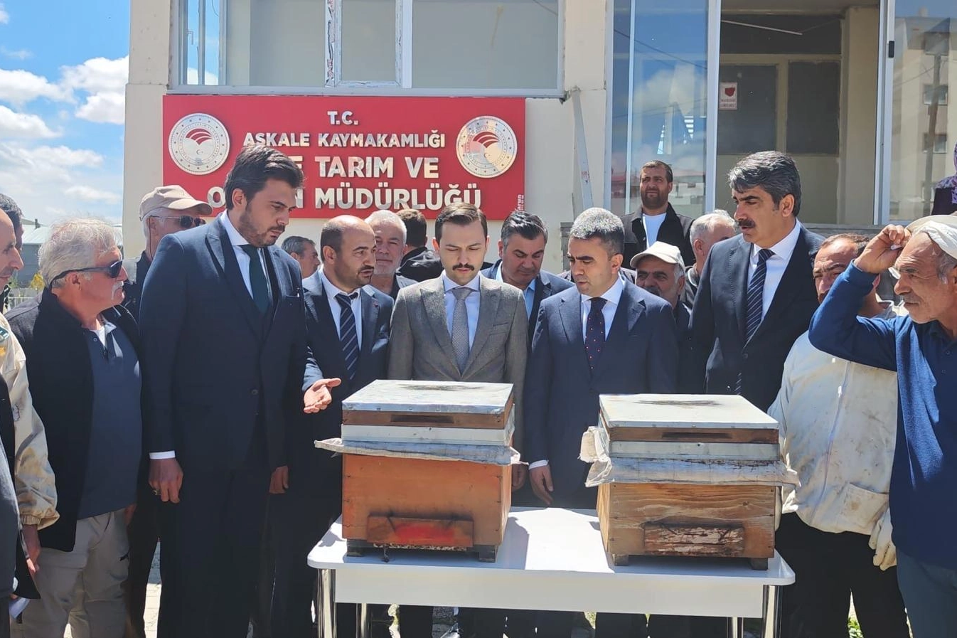 Akfen Yenilenebilir Enerji'den D&uuml;nya Arı G&uuml;n&uuml; Kapsamında Aşkale&rsquo;de &Uuml;reticilere Y&uuml;zde 70 Hibeli Arılı Kovan Desteği
