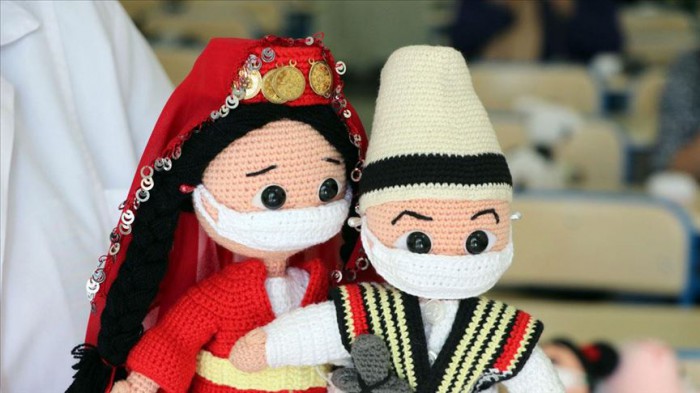 Tescilli &ouml;rg&uuml; bebeklerle, &ccedil;ocuklara 'maske kullanımını' aşılıyorlar