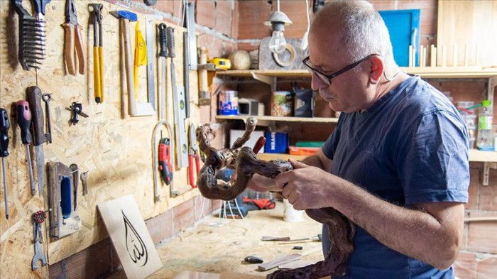 Ahşap tutkusunu at&ouml;lyeye d&ouml;n&uuml;şt&uuml;rd&uuml;ğ&uuml; k&ouml;m&uuml;rl&uuml;ğ&uuml;nde yaşatıyor