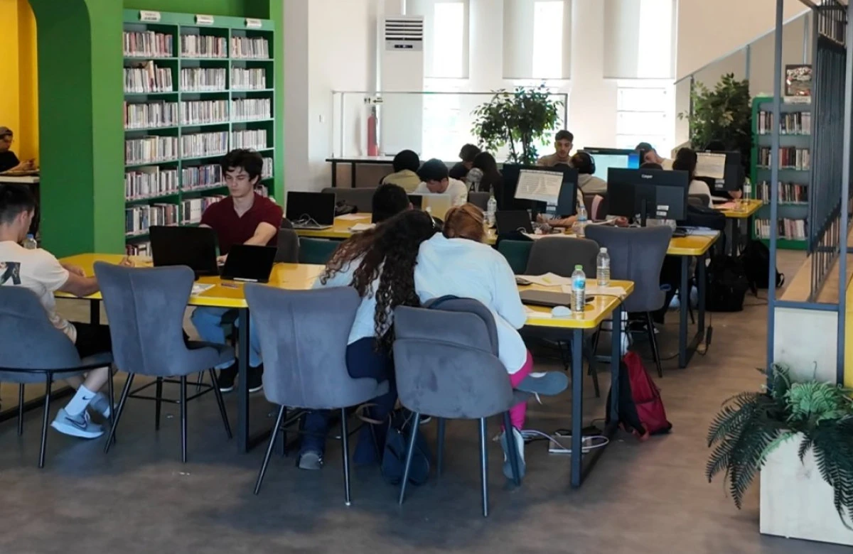 &Ccedil;ayırovalı Gen&ccedil;ler Sınava Kitap Cafede Hazırlanıyor