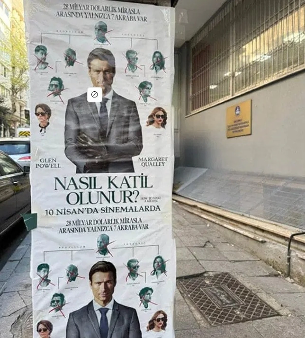 Okul &ouml;n&uuml;nde skandal afiş